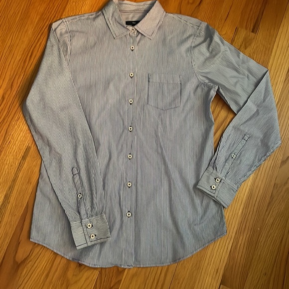 Gap long sleeves, buttons downs shirt, size M. Striped blue and white. - Picture 13 of 16